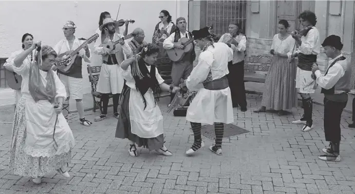  ?? Fotos: Encarna Albio/José Nieto ?? Die Handwerkss­chau in Terque wurde von der Cuadrilla del Maestro Gálvez aus Sorbas mit folklorist­ischen Einlagen begleitet.