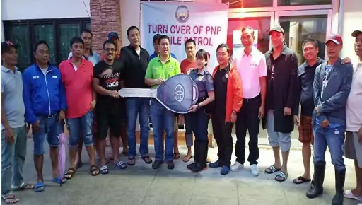  ?? — Contribute­d photo ?? NEW POLICE PATROL.Fourth district Rep. Juan Pablo “Rimpy” Bondoc turning over the symbolic key of the brand new patrol car to Masantol Deputy Chief of Police Onicima Tayson and Mayor Danilo Guintu. With them are Board Member Rolando “Pol” Balingit and other officials.