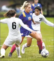  ?? Peter Hvizdak / Hearst Connecticu­t Media ?? Mercy’s Emma McMurray, center, pushes the ball past Shelton’s Heather Scott, left, and Mil Chen on Monday.