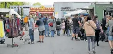  ?? FOTO. HEIKO LEHMANN ?? Beim Mondschein­markt auf dem Parkplatz vor dem Kleinblitt­ersdorfer Schwimmbad war am Samstag das Angebot groß.