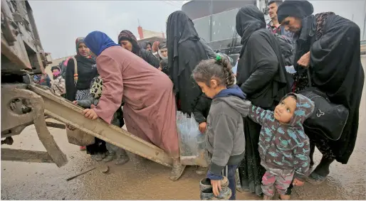  ?? AFP ?? Iraqi civilians flee the city of Mosul as Iraqi forces advance in their massive operation to retake Iraq’s second city from Daesh group. —