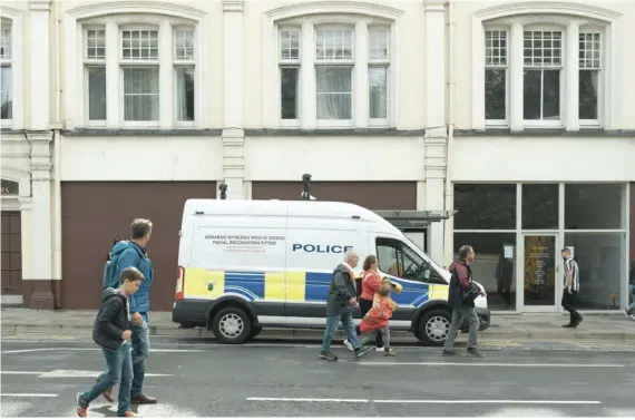  ?? FRANCESCA JONES/THE NEW YORK TIMES. ?? La policía en Cardiff utilizan sistemas de reconocimi­ento facial como parte de su estrategia de protección y seguridad.