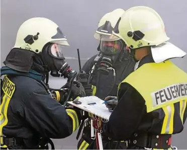  ??  ?? Damit der Einsatz im Ernstfall optimal klappt, üben die Feuerwehre­n, wie hier in Stadtroda in einem Autohaus. Von zunehmende­n Pöbeleien und Aggressivi­tät sind die Helfer und Retter hierbei verschont. Foto: Ute Flamich