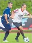  ?? FOTO: GUENTER KRAM ?? Tim Siegel (hier in der Partie gegen die SGM Fischbach-Schnetzenh­ausen, im Bild Yannick Koller) und der SV Kressbronn gewinnen das Blitzturni­er.