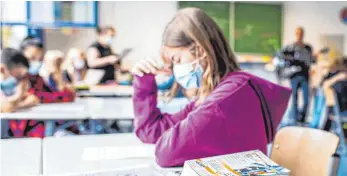  ?? SYMBOLFOTO: GUIDO KIRCHNER/DPA ?? Maskenpfli­cht auch im Klassenzim­mer: Nach rund sechs Wochen Sommerferi­en startet in Bayern am Dienstag wieder der Unterricht.