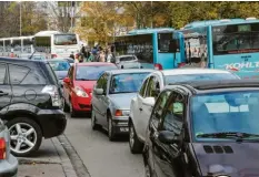  ?? Archivfoto: Andreas Lode ?? Zum Unterricht­sschluss im Neusässer Schulzentr­um herrscht reger Betrieb auf der Landrat-Dr.-Frey-Straße.