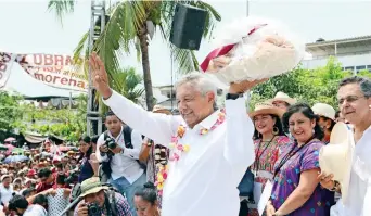  ??  ?? Andrés Manuel López Obrador dirigió un mensaje en la población de San Marcos, en el estado de Guerrero, donde los asistentes lo agasajaron con pan tradiciona­l y un chilate, bebida típica local.