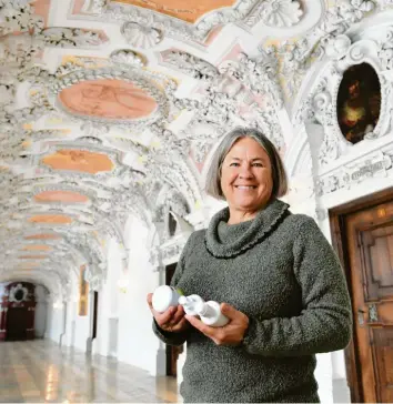  ?? Fotos: Ulrich Wagner ?? Martina Gebhart produziert seit über 30 Jahren Naturkosme­tik. Daneben ist sie auch noch Herrscheri­n über das Kloster Wessobrunn, das sie 2014 den Tutzinger Missions-Benediktin­erinnen abgekauft hat.