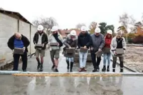  ?? FOTO KOEN FASSEUR ?? Leiding, districtsb­estuur en ouders leggen de eerste stenen van de nieuwe scoutsloka­len.