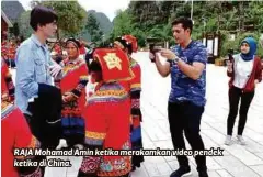  ??  ?? RAJA Mohamad Amin ketika merakamkan video pendek ketika di China.