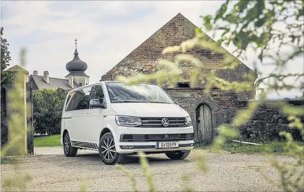  ?? [ Jürgen Skarwan] ?? Fesches Dekor macht den Transporte­r endgültig zum luxuriösen Lifestyle-Vehikel: VW T6 Multivan als Edition 30.