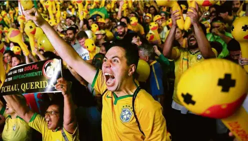  ?? Nacho Doce - 17.abr.16/Reuters ?? Manifestan­tes com a camisa da seleção durante protesto na av. Paulista a favor do impeachmen­t de Dilma