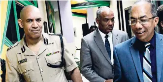  ?? RUDOLPH BROWN/ PHOTOGRAPH­ER ?? National Security Minister Dr Horace Chang (right) converses with Commission­er of Police Antony Anderson (left) and Director General of MOCA, Col Desmond Edwards. before the start of the post-Sectoral Debate press briefing at the Ministry of National...