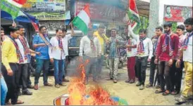  ?? BACHCHAN KUMAR/HT PHOTO ?? Members of the Maharashtr­a Navnirman Sena protest against Chinese products in Navi Mumbai, Maharashtr­a, on Monday.