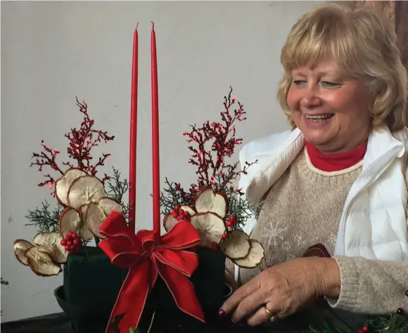  ?? ADRIAN HIGGINS/THE WASHINGTON POST PHOTO ?? Volunteer decorator Gail Spalding at Ladew Topiary Gardens in Monkton, Md., is seen with her latest creation earlier this month.