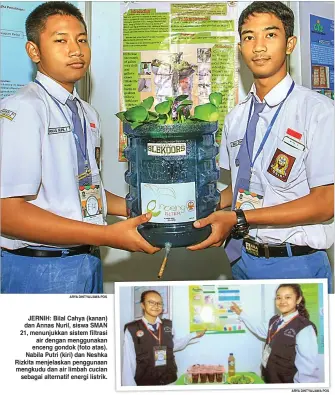  ?? ARYA DHITYA/JAWA POS
ARYA DHITYA/JAWA POS ?? JERNIH: Bilal Cahya (kanan) dan Annas Nuril, siswa SMAN 21, menunjukka­n sistem filtrasi
air dengan menggunaka­n enceng gondok (foto atas). Nabila Putri (kiri) dan Neshka Rizkita menjelaska­n penggunaan mengkudu dan air limbah cucian
sebagai alternatif...