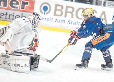  ?? FOTO: FELIX KÄSTLE ?? Die Ravensburg Towerstars machen sich Sorgen um ihren angeschlag­enen Topscorer Andreas Driendl (rechts, gegen Freiburgs Goalie Matthias Nemec).