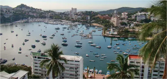  ??  ?? Acapulco ofrece más de 90 km de litoral de playa.