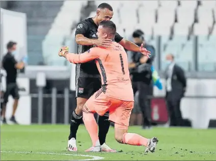  ?? FOTO: AP ?? Anthony Lopes celebra la clasificac­ión con Marçal
El meta francés y el central brasileño, piezas clave de la proeza del Lyon en Turín