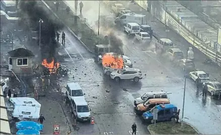  ?? AP ?? Dos coches arden ante los juzgados de Esmirna, donde un policía evitó un atentado y lo pagó con su vida