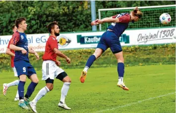  ?? ?? Ein Treffer reichte nicht. Trotz dieses schönen Kopfballto­res von Bastian Renner (blaues Trikot) musste sich Langerring­en mit 1:2 in Germaringe­n geschlagen geben. Foto: Elmar Knöchel