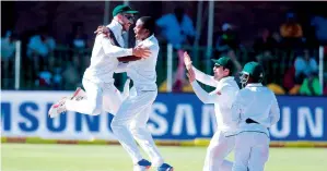 ?? — AFP ?? South African players celebrate the dismissal of Sri Lanka’s Kusal Mendis.