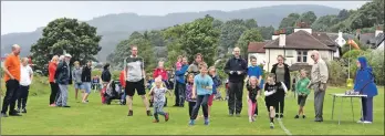  ?? 01_B30fun04 ?? On your marks, children set off for the family relay race.