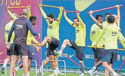  ?? FOTO: FCB ?? Sonriente Leo Messi
El crack argentino volvió a ejercitars­e con el resto de sus compañeros en el primer entrenamie­nto de esta semana