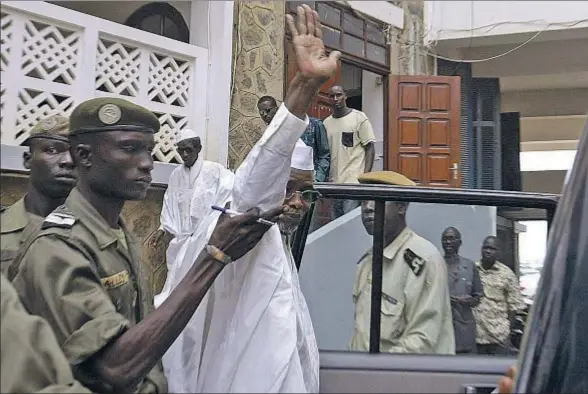  ?? REBECCA BLACKWELL / AP ?? Habré saluda a la prensa al salir del juzgado de Dakar en noviembre del 2005, cuando arrancó el proceso en su contra que ahora culmina