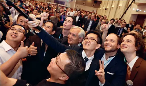  ??  ?? En mai 2016, l’ancien premier ministre français Jean-Pierre Raffarin a conduit une délégation de plus de 50 créateurs au Grand Palais du Peuple à Beijing, dans le cadre de la 2e édition du Forum du Sommet Chine-France des marques.