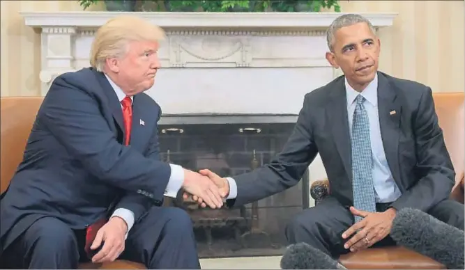  ?? JIM WATSON / AFP ?? Donald Trump, presidente electo de EE.UU., y Barack Obama, presidente saliente, estrechánd­ose la mano ayer en el despacho oval de la Casa Blanca