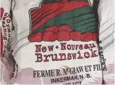  ??  ?? Les produits locaux se sont fait une place dans les rayons des supermarch­és. Les pommes de terre de la ferme McGraw et fils à Inkerman sont vendues à la Coop de Tracadie. Gracieuset­é