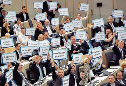  ??  ?? Skurriler „ Taferl- Krieg“im Parlament: ÖVP und FPÖ ( links) gegen die Opposition ( rechts): Je