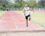  ??  ?? > Jesús Manuel Núñez se prepara en salto de longitud.