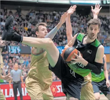  ?? ?? Ante Tomic, pívot del Joventut, agarra la pelota ante la presencia de Jan Vesely, ala-pívot del Barça.