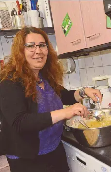  ?? FOTO: MAREIKE KRATT ?? Maiada Alahmad hilft regelmäßig im Spektrum, diesmal in der Küche beim Kochen von Falafeln.