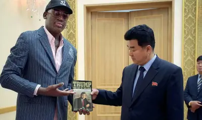  ?? (Ap) ?? Il regalo L’ex cestista Dennis Rodman, amico di Kim Jong-un, a giugno 2017 portò il libro di Trump al ministro dello sport nordcorean­o Kim Il-guk