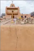  ?? JOHN BURCHAM/THE NEW YORK TIMES ?? The San Ildefonso Pueblo, where Indians have lived for at least 700 years, northwest of Santa Fe, on December 11. The site is now a centre of a pueblo pottery movement and holds special festivals.