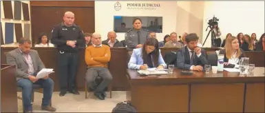  ?? ?? DEFENSA. El policía condenado (de brazos cruzados) dijo que se defendió de una agresión.