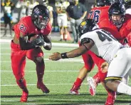  ?? Kirk Sides / Staff photograph­er ?? Jaden Stewart (21) and the Dawson offense average 44.3 points per game. The Eagles face Pearland.