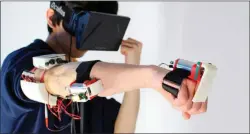  ??  ?? Die Designstud­ie Impacto soll virtuelle Realität spürbar machen: Armbänder für Hand oder Fuß geben haptisches Feedback bei Treffern im VR-Spiel.