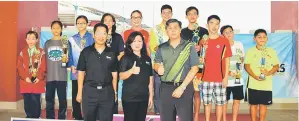  ??  ?? Dr Ong (right), Kwon (centre) and organising chairman Chai Min Lee posing with the best boy and girl swimmers after the trophies presentati­on.