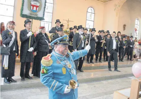  ?? FOTO: WILHELM AMANN ?? Büttel Edwin Lanz und die Kehlener Zylinderka­pelle ziehen in die Kirche ein.