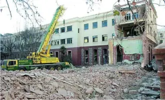  ?? ECOLOGISTA­S EN ACCIÓN ?? Momento del derribo del Taller de Artillería, situado en Chamberí, entre las calles de Raimundo Fernández Villaverde y Maudes