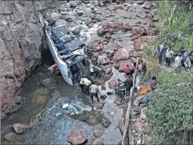  ?? CORTESÍA ?? Accidente. El bus que cayó al precipicio era de la Federación Deportiva de Loja.