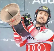  ??  ?? Der Sieger läutet die Glocke: Marcel Hirscher feiert seinen Slalomsieg.