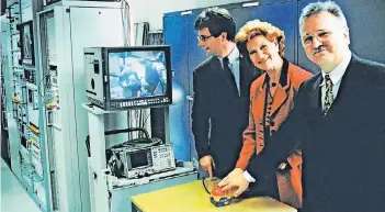  ?? FOTOS: PHOENIX ?? Sendestart am 7. April 1997 (v. l.): die Gründungsg­eschäftsfü­hrer Klaus Radke (ARD), Barbara Groth (ZDF) und der Technische Direktor des WDR, Dieter Hoff.
