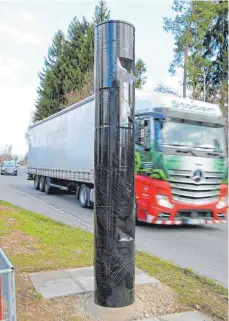  ?? FOTO: GERD MÄGERLE ?? Noch in Folie eingepackt, aber schon demnächst betriebsbe­reit: Eine der neuen Messanlage­n steht in der Riedlinger Straße.