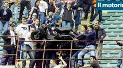  ??  ?? 6 maggio 2001, Inter-Atalanta. Gli ultrà bergamasch­i arrivano in motorino. Gli interisti conquistan­o uno scooter e lo lanciano dal secondo anello