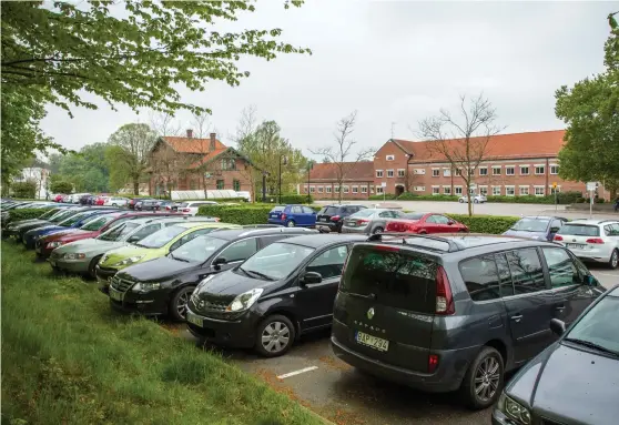  ?? Bild: KENNY HJÄLTE ?? PARKERING. En vanlig vardag dräller det inte av lediga platser, under bygget av 120 nya parkeringa­r lär det bli huggsexa om parkeringa­r i Laholm.
